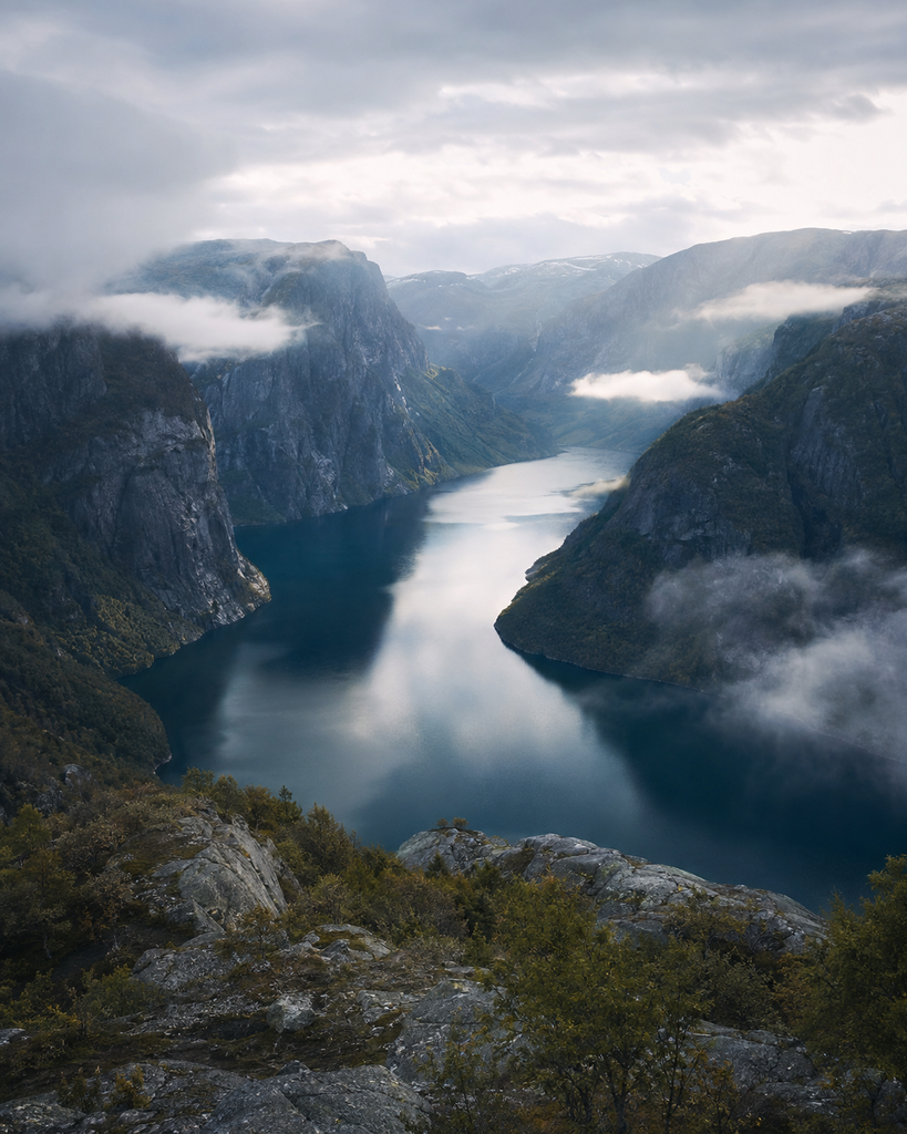 Norwegischer Fjord zwischen steilen Bergen im Morgennebel